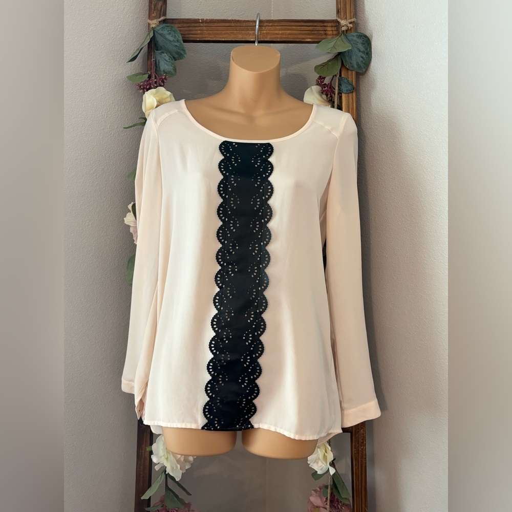 Elegant Cream Top with Black Lace Detail Daytrip Size Small EUC Lightweight